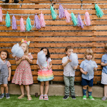 Así de abruptas acaban las fiestas infantiles en Reino Unido: "Cantan cumpleaños feliz y se piran", con la tarta "para llevar" 