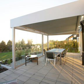 Así es el toldo vertical de Amazon que se puede montar en el techo o en la pared de la terraza y es resistente a la lluvia 