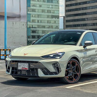 Probamos el nuevo CUPRA León: el hot-hatch español ahora es más explosivo para ganar al Golf GTI en su propio juego