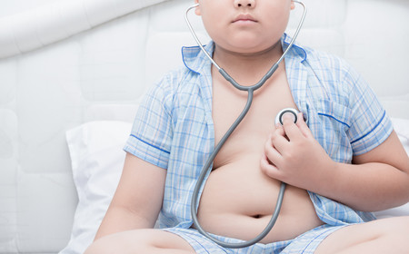 Sanidad anuncia medidas para combatir la obesidad, como la regulación de la publicidad de alimentos dirigida a los niños