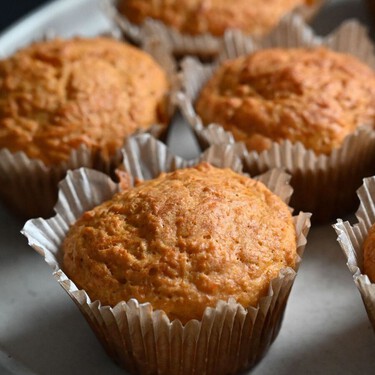 Cómo hacer muffins de plátano y zanahoria: esponjosos, fáciles y perfectos para el antojo 