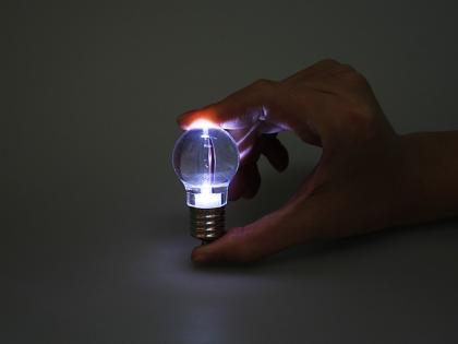 Lámpara LED que se asemeja a una bombilla convencional