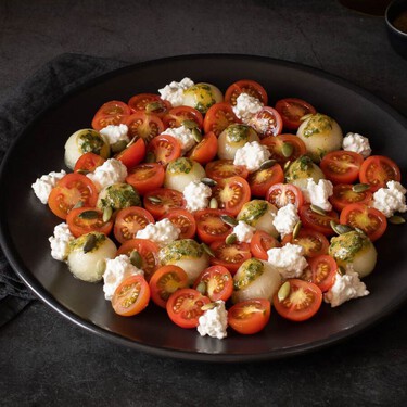 Esta ensalada con tomates cherry y queso cottage se monta en apenas 15 minutos y es tan rica como sorprendente 