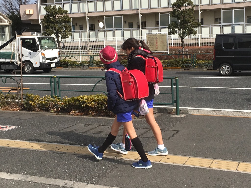 Hay un símbolo nacional que Japón mantiene invariable desde hace generaciones: una mochila escolar carísima