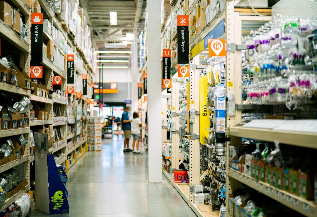 Hay tiendas que todavía las venden, pero por ley ya están prohibidas: estos son los tipos de luces afectadas y las alternativas que tenemos