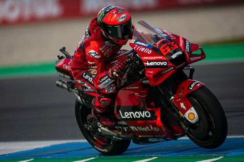 Pecco Bagnaia gana, Fabio Quartararo se cae dos veces y Aleix Espargaró remonta para resucitar MotoGP 2022