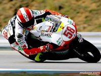Marco Simoncelli al frente de una primera línea explosiva en 250