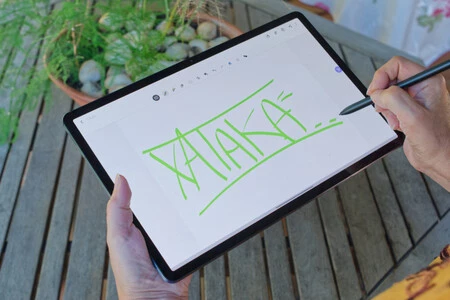 サムスンなどのメーカーは、タブレットのカスタマイズ層に追加機能を実装していますが、アプリには引き続き問題があります。