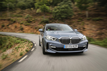 BMW Serie 1 2020 frontal en carretera