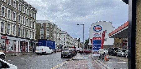 Coches circulando en una ciudad de Reino Unido