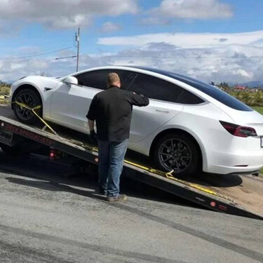 Joni, mecánico de deshuesadero: “si una grúa se lleva tu auto híbrido o eléctrico, corres el peligro de quemar los motores eléctricos”