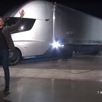 Bombazo de Elon Musk: si no sobrevives a una explosión nuclear a bordo del Tesla Semi, te devuelven el dinero