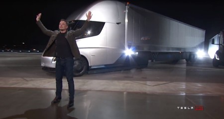 Bombazo de Elon Musk: si no sobrevives a una explosión nuclear a bordo del Tesla Semi, te devuelven el dinero