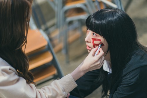 No he podido evitar engancharme a esta serie coreana. Un potente thriller adolescente que solo tiene 10 episodios 