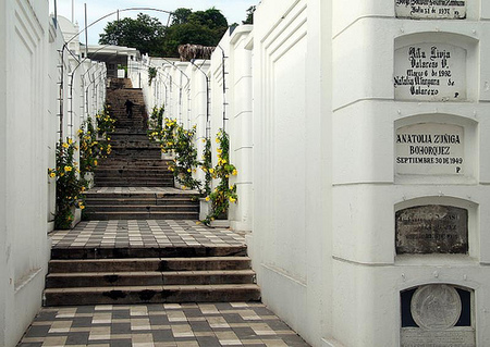 Rutas turísticas en el Cementerio General de Guayaquil