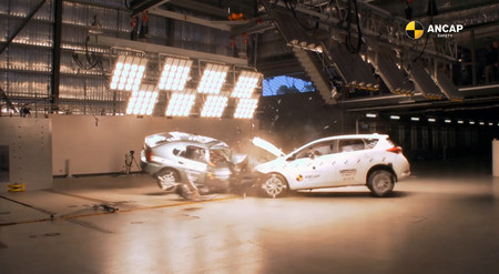 Estremecedor: así quedan en caso de accidente estos dos Toyota Corolla con 17 años de diferencia