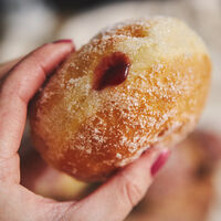 Así reacciona tu cerebro si dejas de comer azúcar (y cómo engañarlo para desengancharte)