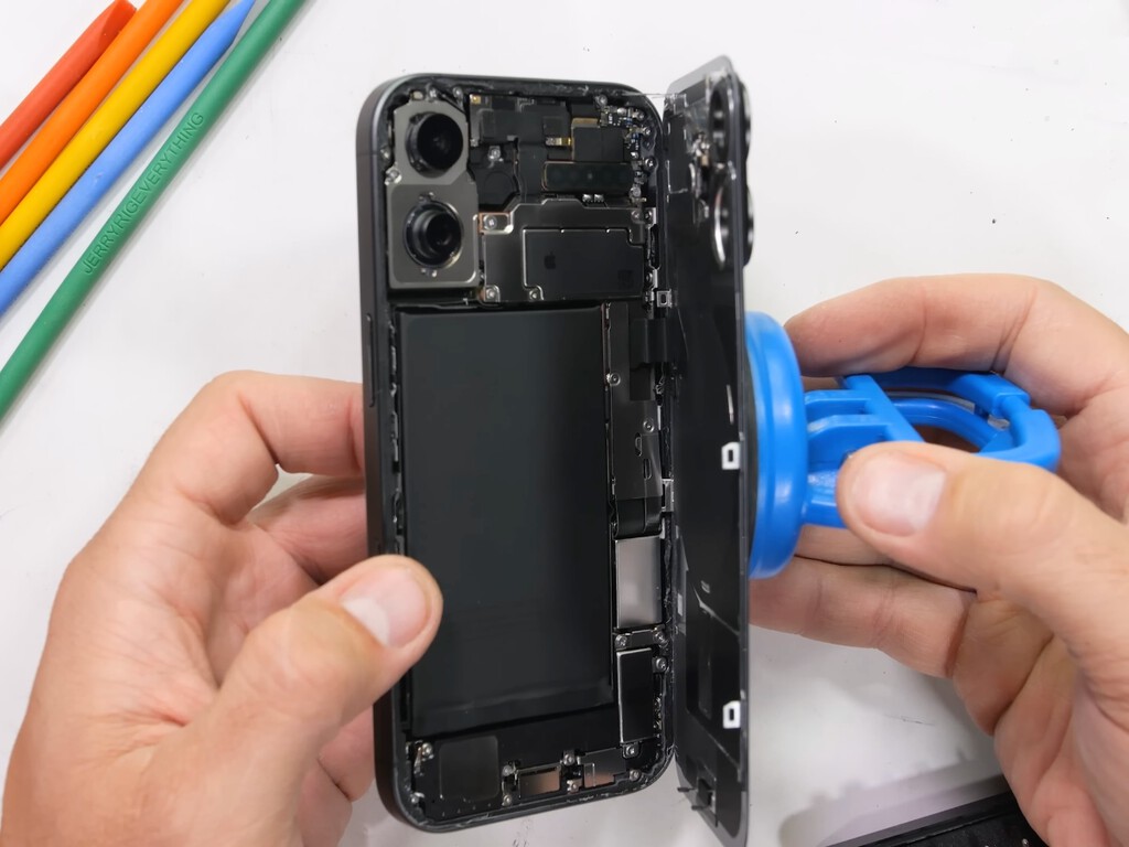 Europa quiere que en 2027 podamos cambiar la batería fácilmente: así es como afectará a un iPhone cerrado a cal y canto