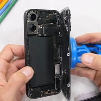 Europa quiere que en 2027 podamos cambiar la batería fácilmente: así es como afectará a un iPhone cerrado a cal y canto