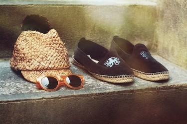 Los hipsters de ciudad visten sus pies con alpargatas 