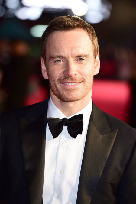 Ya es oficial: Michael Fassbender luce el esmoquin como pocos saben hacerlo