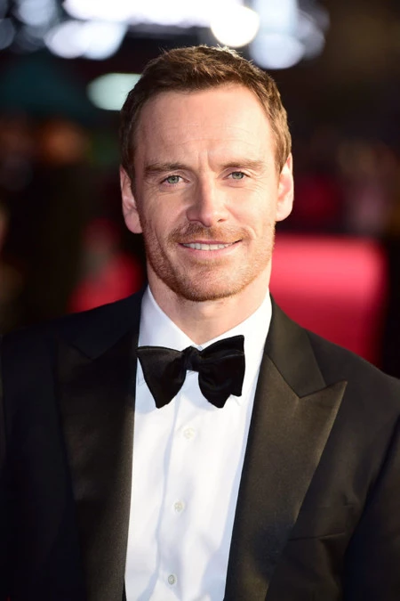 Ya es oficial: Michael Fassbender luce el esmoquin como pocos saben hacerlo