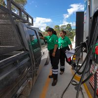Llenar el tanque de gasolina en México costó más caro que en casi todo el planeta y estos datos explican el impacto directo en tu dinero