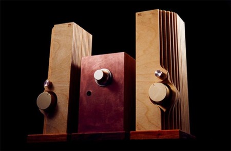 Este peculiar equipo es Bacon, un transmisor de audio inalámbrico para llevarte tu música a otra parte