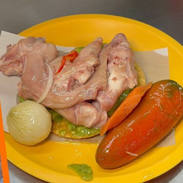 ¿Antojo de una tostada? Lánzate a este mercado en CDMX que tiene deliciosas tostadas de manitas de puerco en escabeche