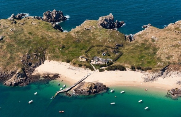 Abre al público, la isla francesa de las miles de bombas de la WW2