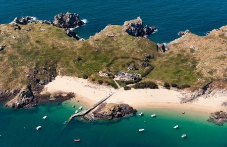 Abre al público, la isla francesa de las miles de bombas de la WW2