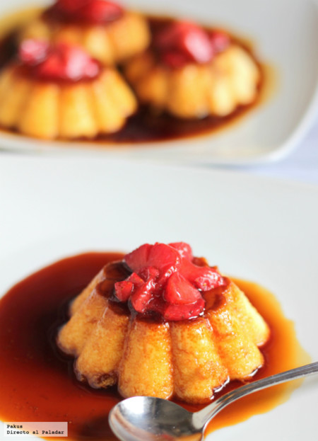 Flanes individuales de requesón y fresas salteadas. Receta de postre