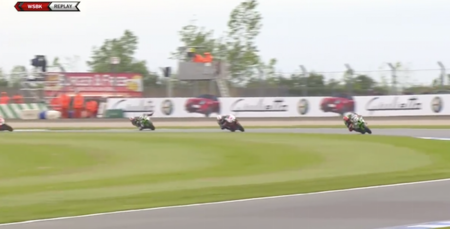 Así fue la salvada de Jonathan Rea en Donington Park