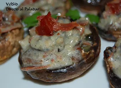Champiñones rellenos de jamón y queso azul