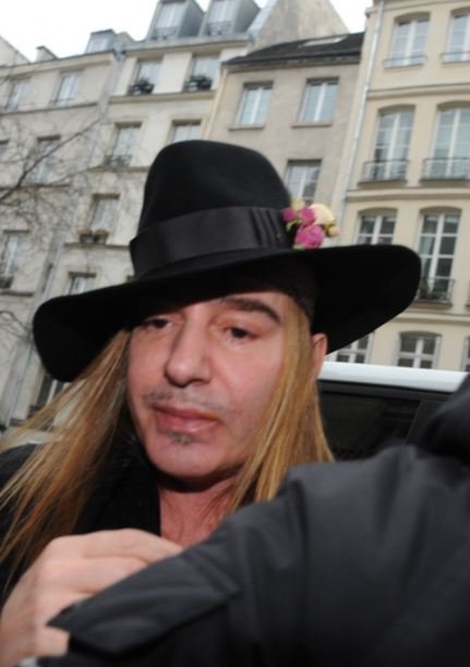 John Galliano no levanta cabeza