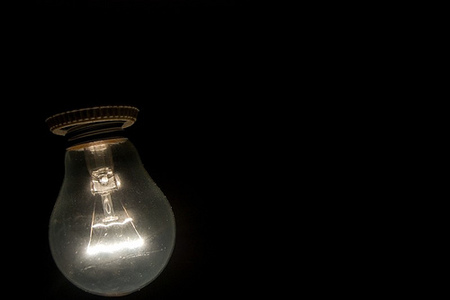 La OCU recomienda esperar al 1 de julio para entrar en el mercado libre eléctrico