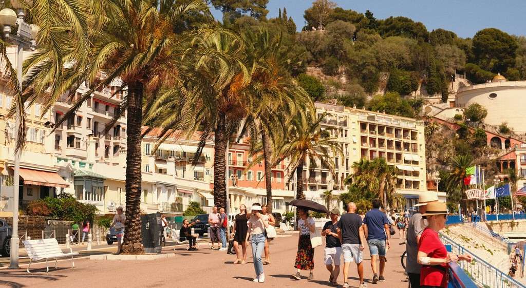 El turismo crea mucho empleo, pero sus críticos afirman que trae precariedad y pobreza para los locales: qué hay tras esta paradoja 