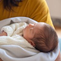 "Por favor, no beses al bebé": la lista viral de las reglas de una madre primeriza para las visitas a su bebé