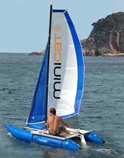 MiniCat: catamarán hinchable que cabe en un bolso