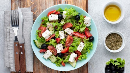 Si hoy no quieres comer carne, esta ensalada de queso panela con mostaza dulce es la opción ideal