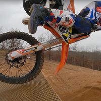 El último recital de una leyenda de las motos a su pasión: un demencial adiós a golpe de sangre y gas