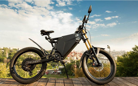 ¿Cuál es la mayor distancia alcanzada con una carga única de bicicleta eléctrica?