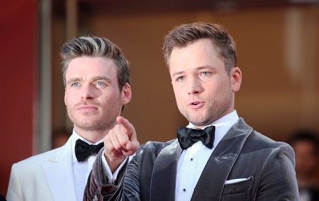 Brillando en Tom Ford, Taron Egerton llega a la premiere de Rocketman en Cannes