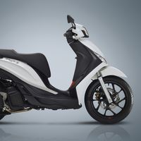 El nuevo Piaggio Medley es un scooter de rueda alta que llega con más potencia y desde 3.499 euros