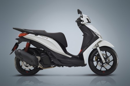 El nuevo Piaggio Medley es un scooter de rueda alta que llega con más potencia y desde 3.499 euros