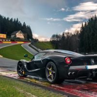 Este imbécil con un Ferrari LaFerrari casi provoca algo peor que un Dolorpasión™