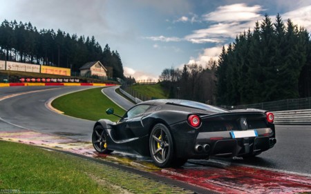 Este imbécil con un Ferrari LaFerrari casi provoca algo peor que un Dolorpasión™