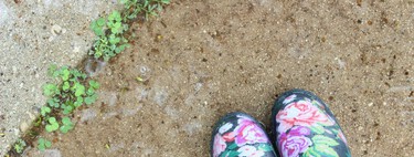 Un experto en suelos desvela la solución mágica que funciona en minutos, para eliminar las malas hierbas de terrazas y patios