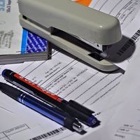 Las facturas impagadas siguen llenando los cajones de las comunidades; ninguna administración cumple los periodos legales de pago