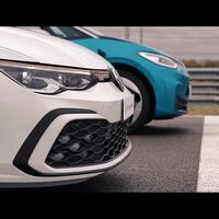 Volkswagen ID.3 vs Golf GTI en una drag race: un insípido vídeo que equipara el coche eléctrico al GTI de referencia